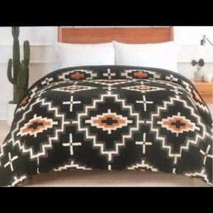 Pendleton Home Collection Queen Sherpa Blanket